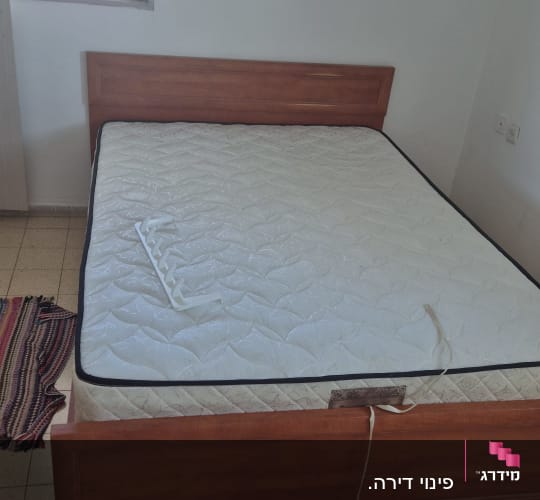 מיטה עם מזרן בחדר שינה עם חלון